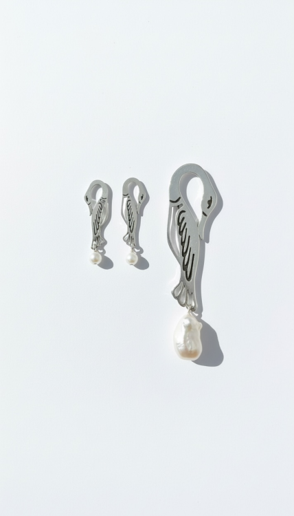 Kolczyki i broszka w kształcie żurawi z białymi perłami