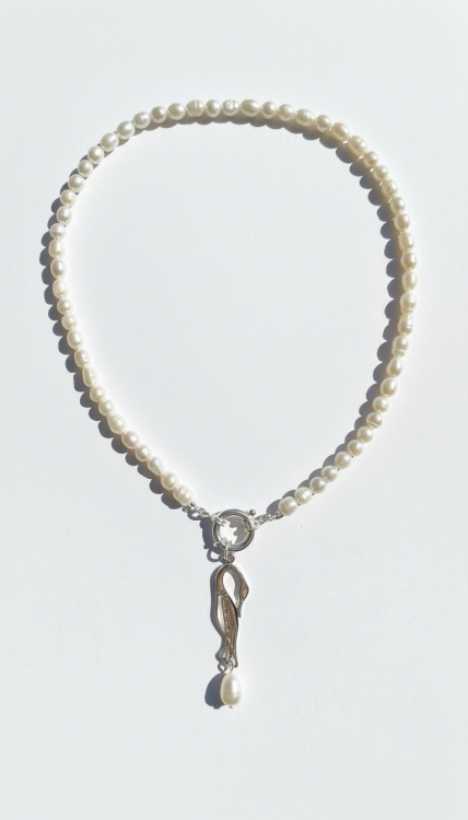 Naszyjnik z białych pereł z zawieszką w kształcie żurawia