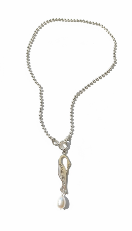 Srebrny łańcuszek kulkowy z zawieszką w kształcie żurawia.